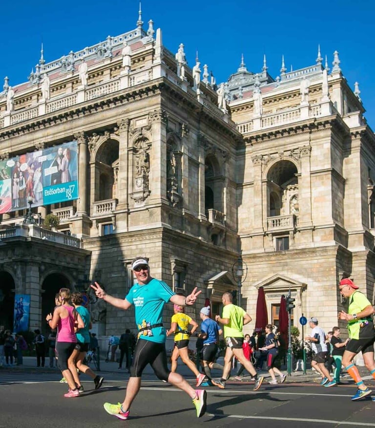 Maratończycy przed Operą w Budapeszcie
