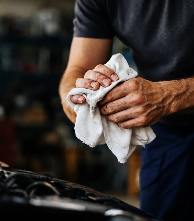 Mani di meccanico in officina, concept visivo Hulemex su manutenzione, impegno e affidabilità.