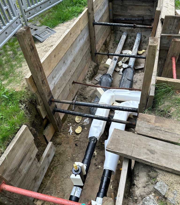 Baugrube mit Rohrleitungen – UFT Bau GmbH Gas- und Fernwärmeanschlüsse Berlin