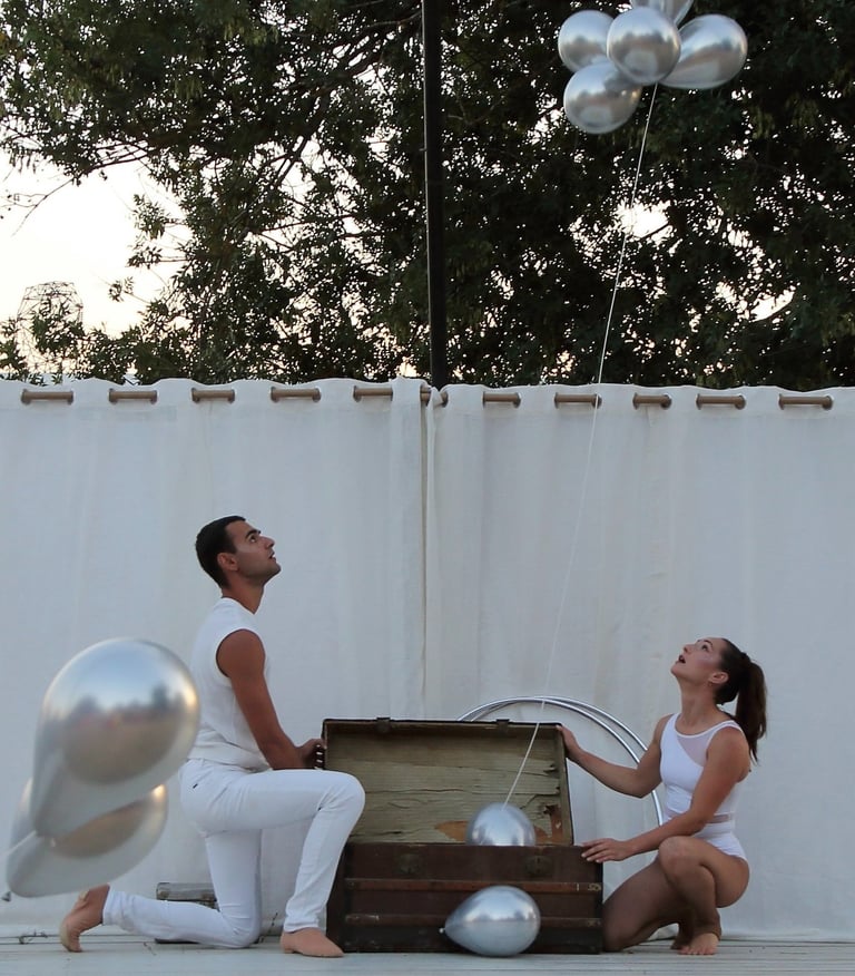 les professeurs de cirque ouvrant une malle lors d'une représentation de leur spectacle Hélium