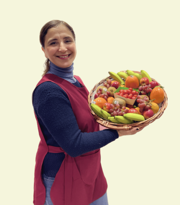 Panier en osier naturel composé d'un assortiment de fruits soigneusement choisis
