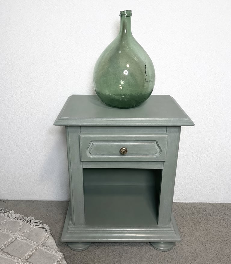 Chevet entièrement poncé et peint en vert, application d'une patine.