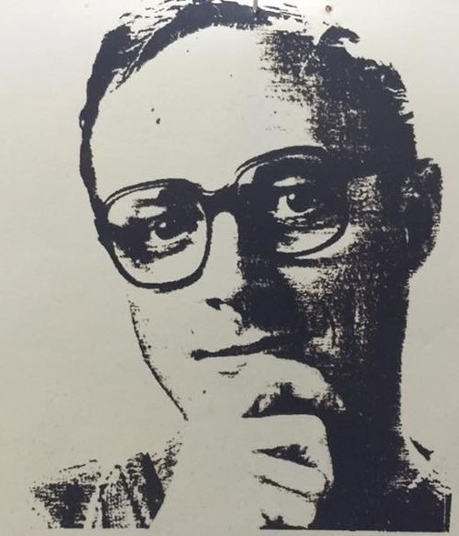 uma fotografia em preto e branco do prof wolfgang de óculos