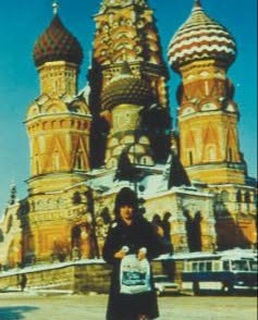 tourist in russia golding a Stew Leonards bag