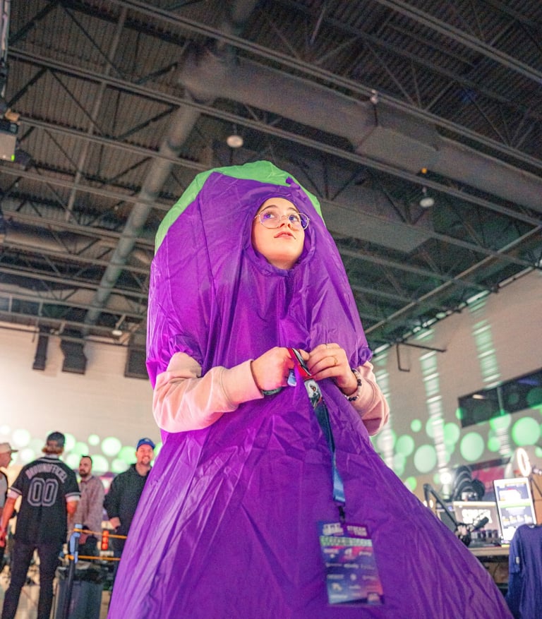alyssacestmoii dans un costume d'aubergine