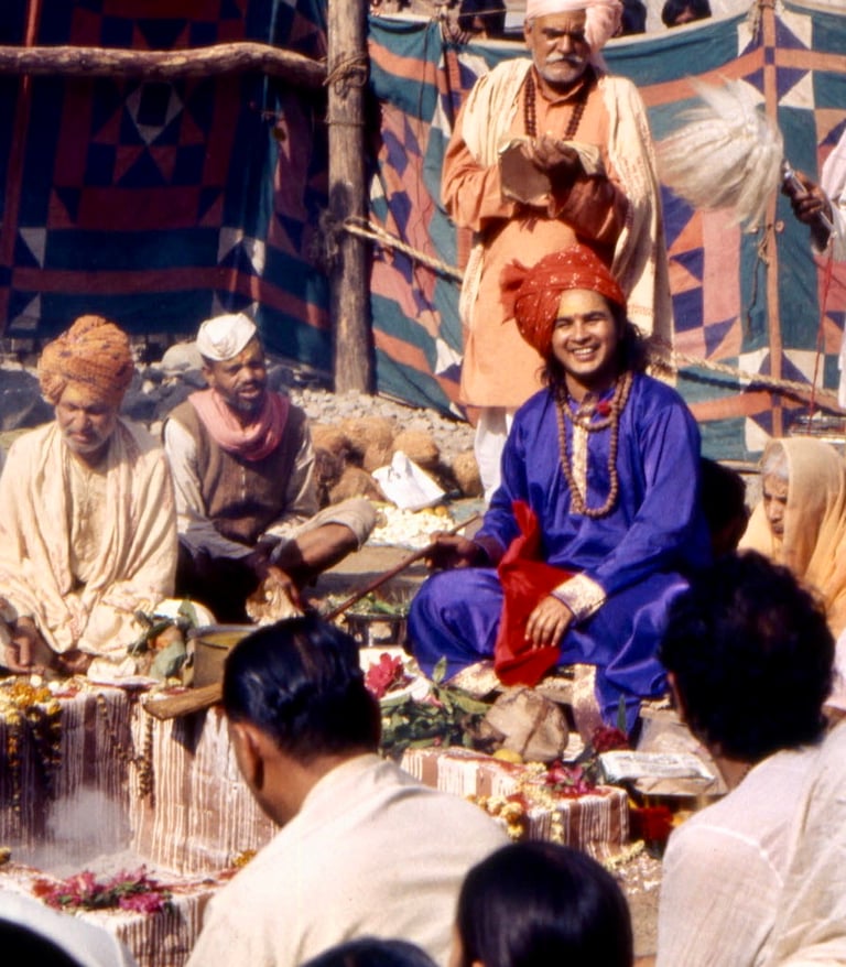 Shri Babaji offre una yagya