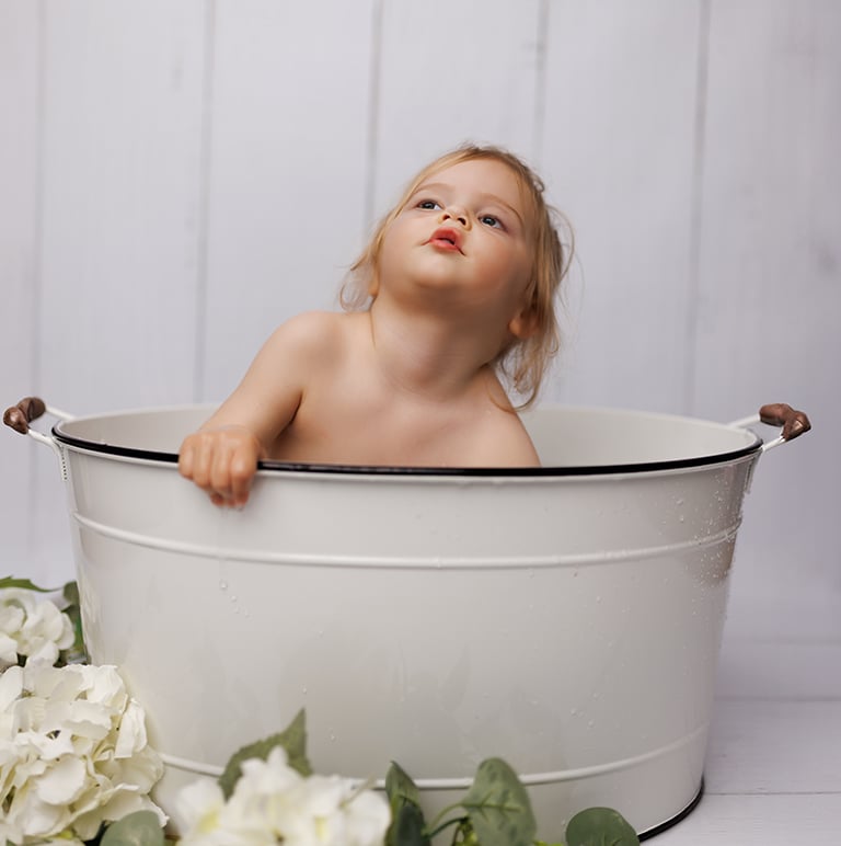 Séance bébé dans un bain de lait