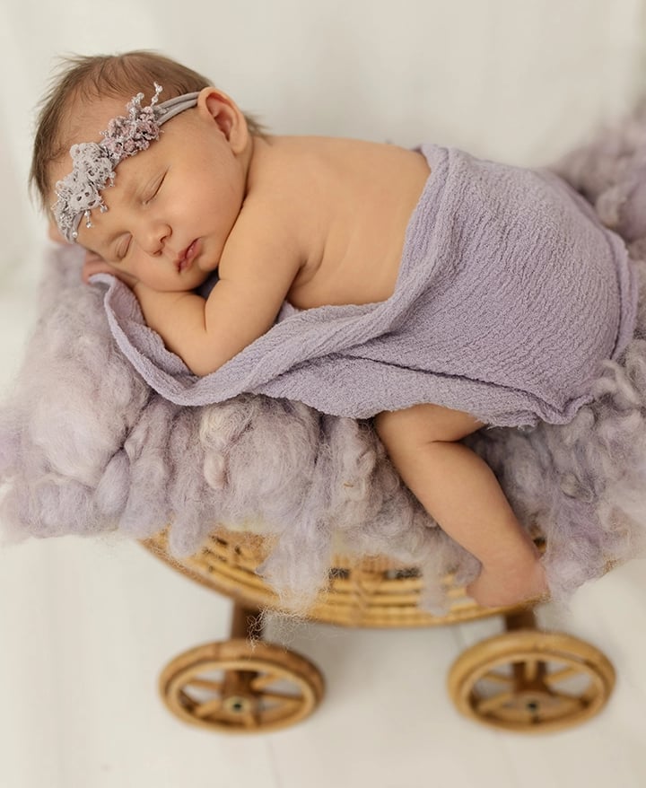 bébé qui dort sur une poussette don t pied dépasse