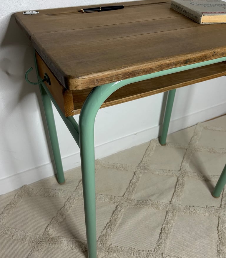 Bureau d'écolier restauré, plateau entièrement poncé et pieds repeints en vert.