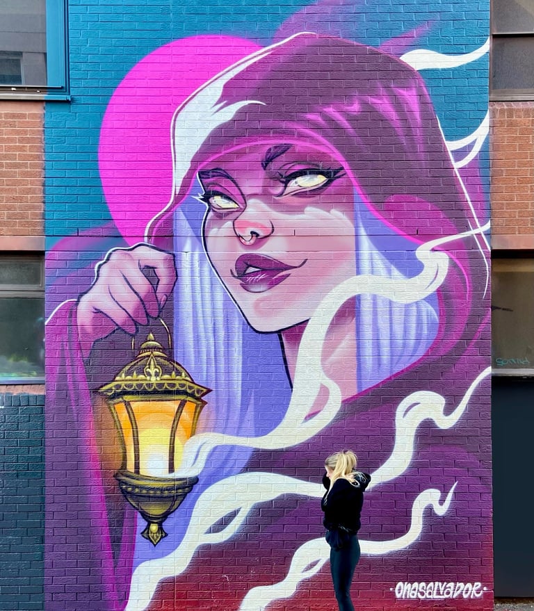Silent Wisdom - Mural en Belfast, festival de street art, arte urbano por Ona Salvador