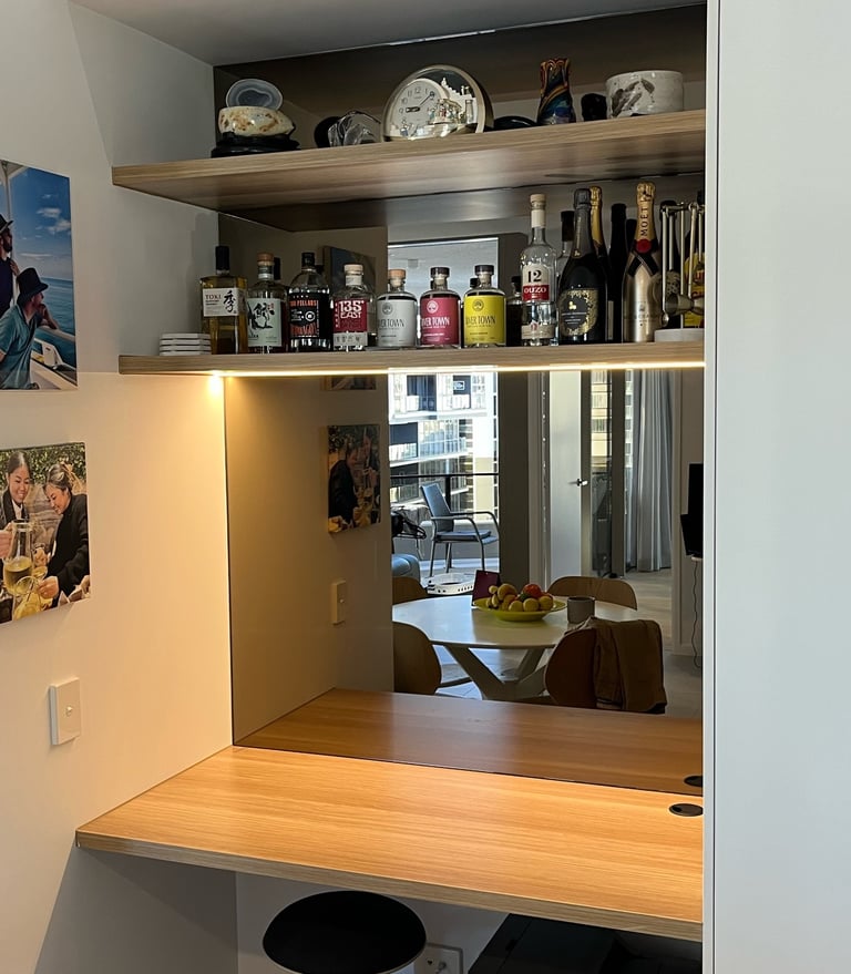 Frameless bronze mirror in bar