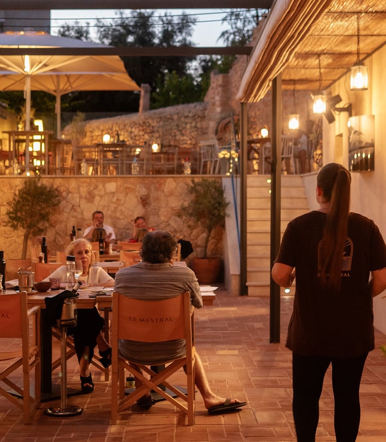 Terraza exterior de Es Mestral en Ses salines, iluminada con luz calida