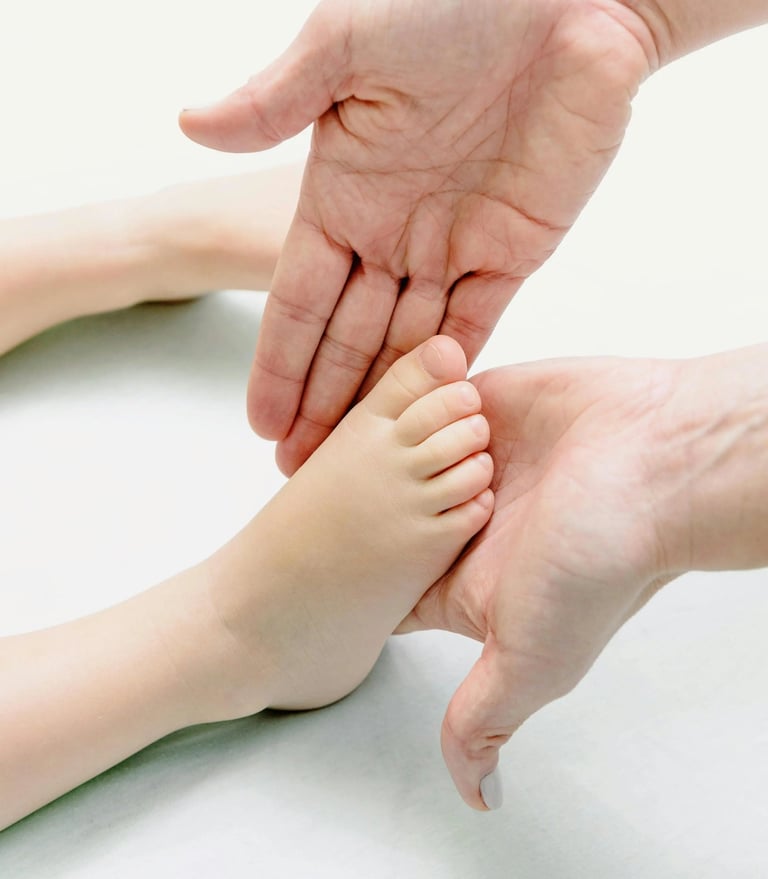 Une séance de réflexologie plantaire pédiatrique avec un enfant, par Marie-Cécile Pacchiani.