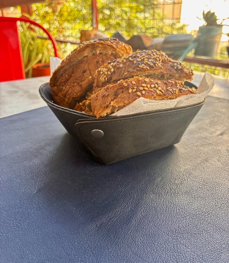 Foto de una panera de similcuero que contiene rebanadas de pan integral