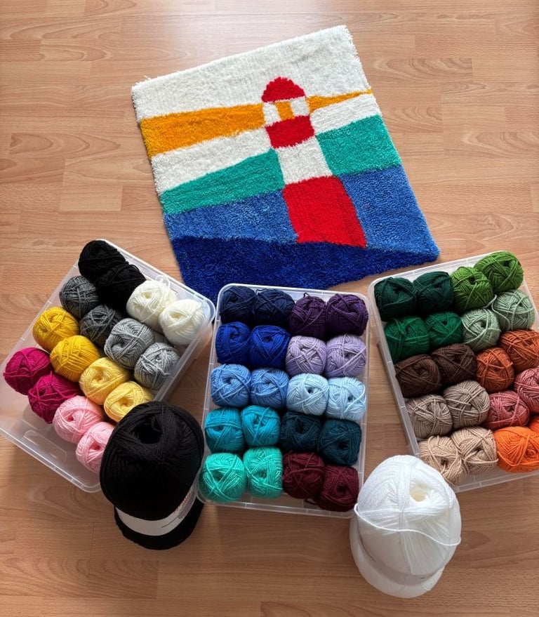 Tufting - Wolle und ein fertiger Teppich