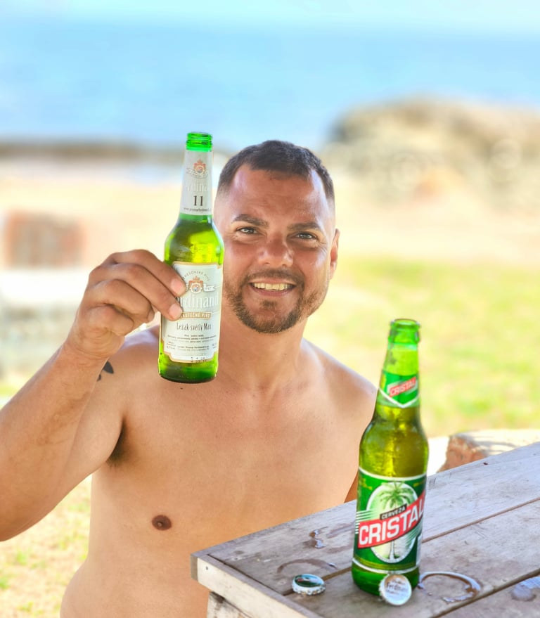 yoandri, muž kubánec, který pije české pivo na kubě
