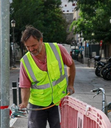 Toni Costa, fundador de NCT Painting, supervisando trabajos de señalización