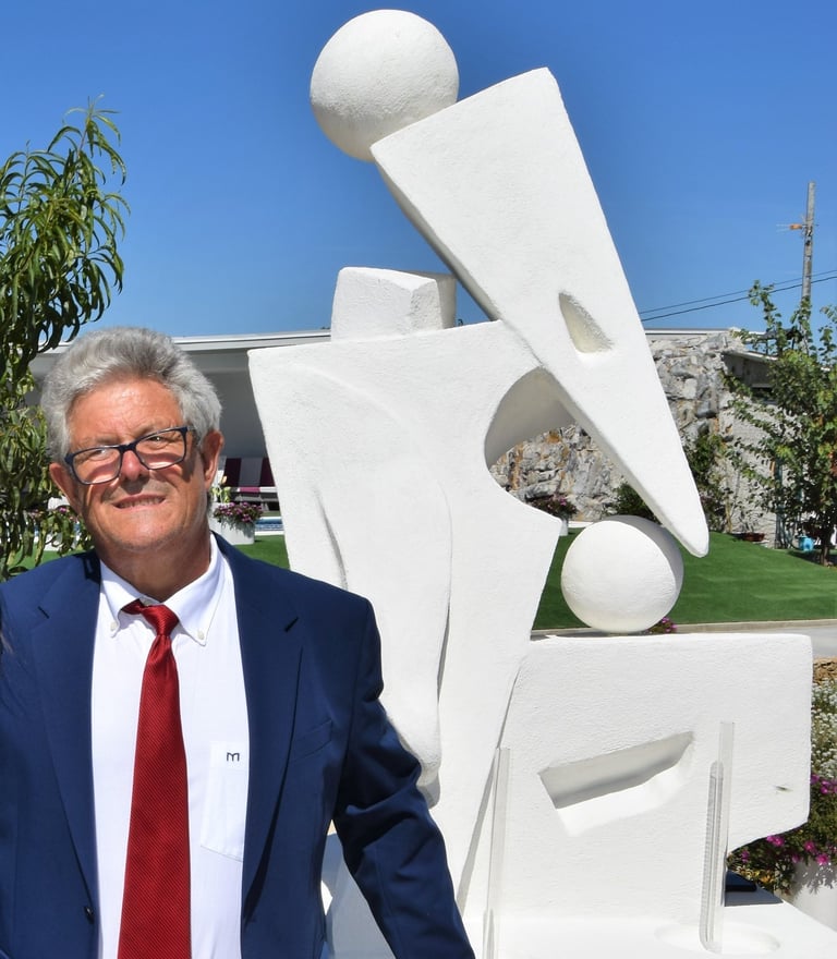 Miguel Yebra junto a una de sus esculturas de gran formato