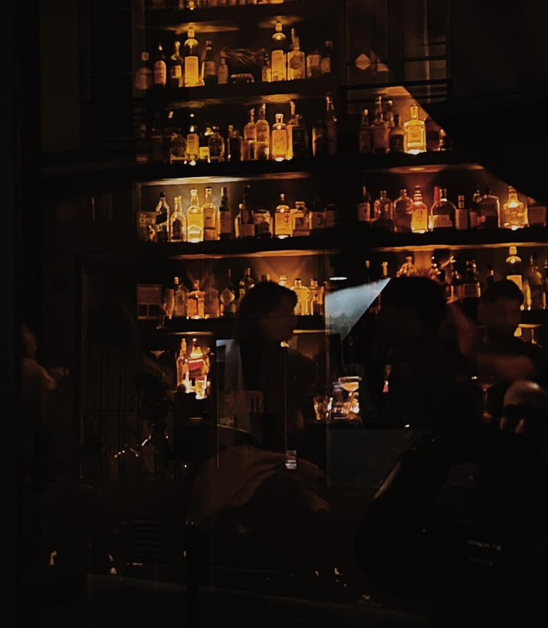 speakeasy cocktail bar atmosphere in oberkampf paris