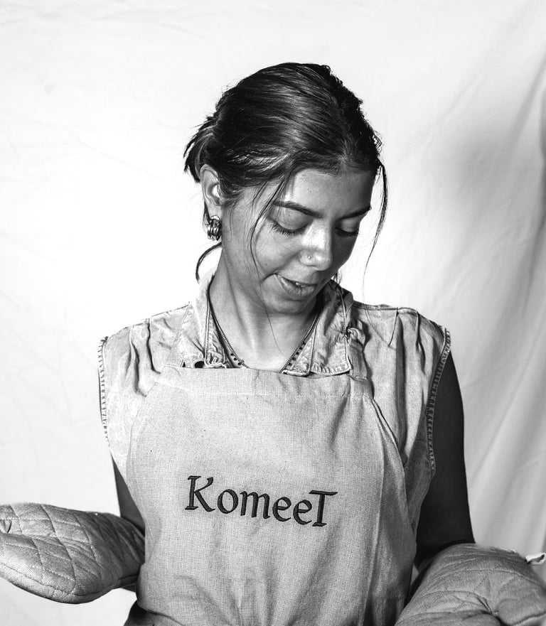 Jonge chef in schort - kok aan huis en cateraar