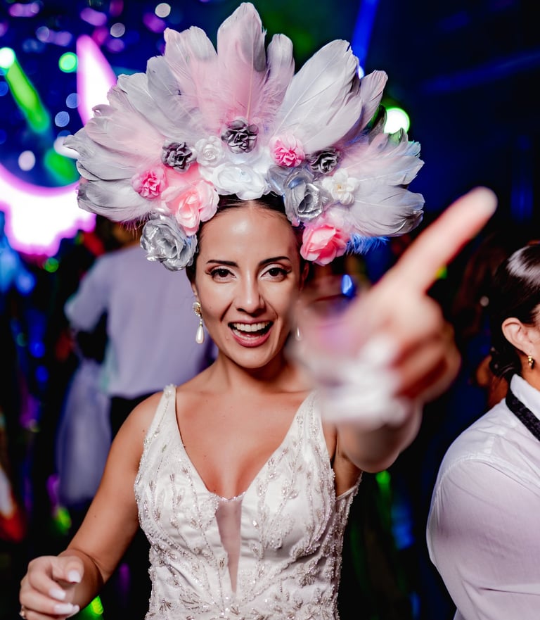 fotografía de novia feliz celebrando su fiesta