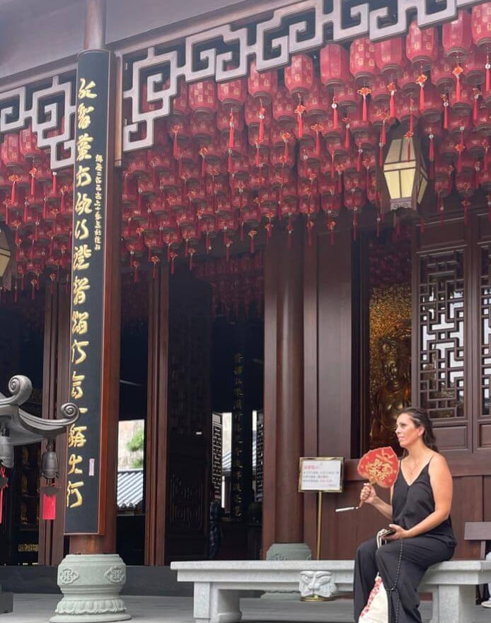 praticienne dans un temple de Shanghai