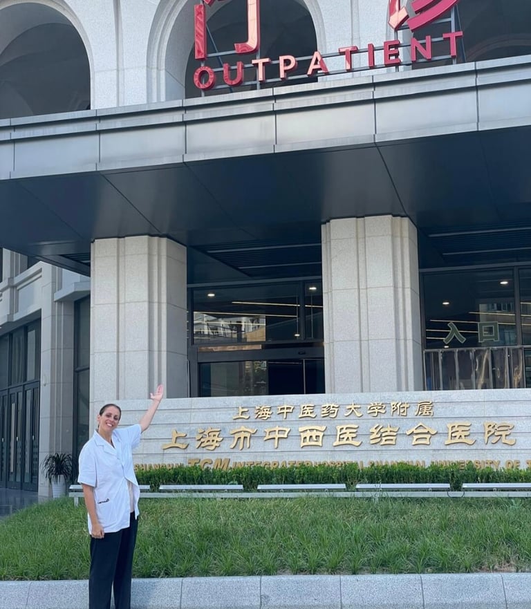 Séverine GERIN thérapeute MTC devant l'hôpital de Shanghai