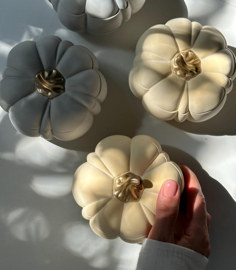 Hand hält handgemachte Kürbis-Kerze im Kerzen Workshop Bern – kreativer Herbstkurs, ideal für Geburt