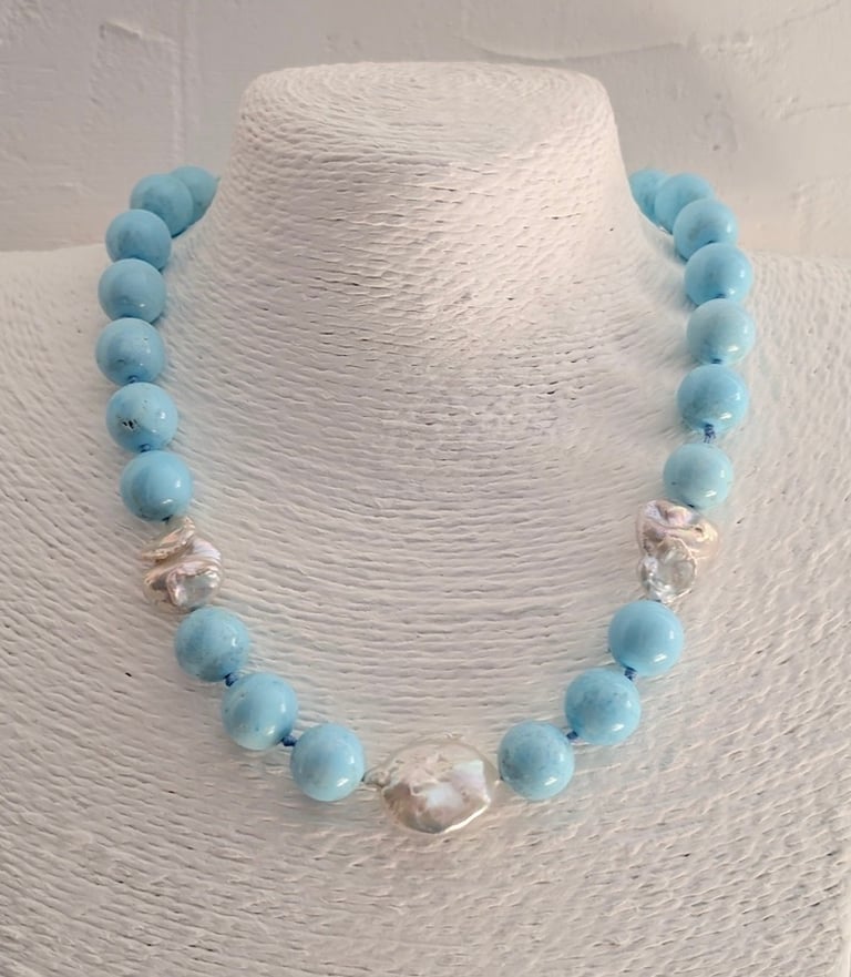 Particolare collana con perle scaramazze barocche e turchese Riviera