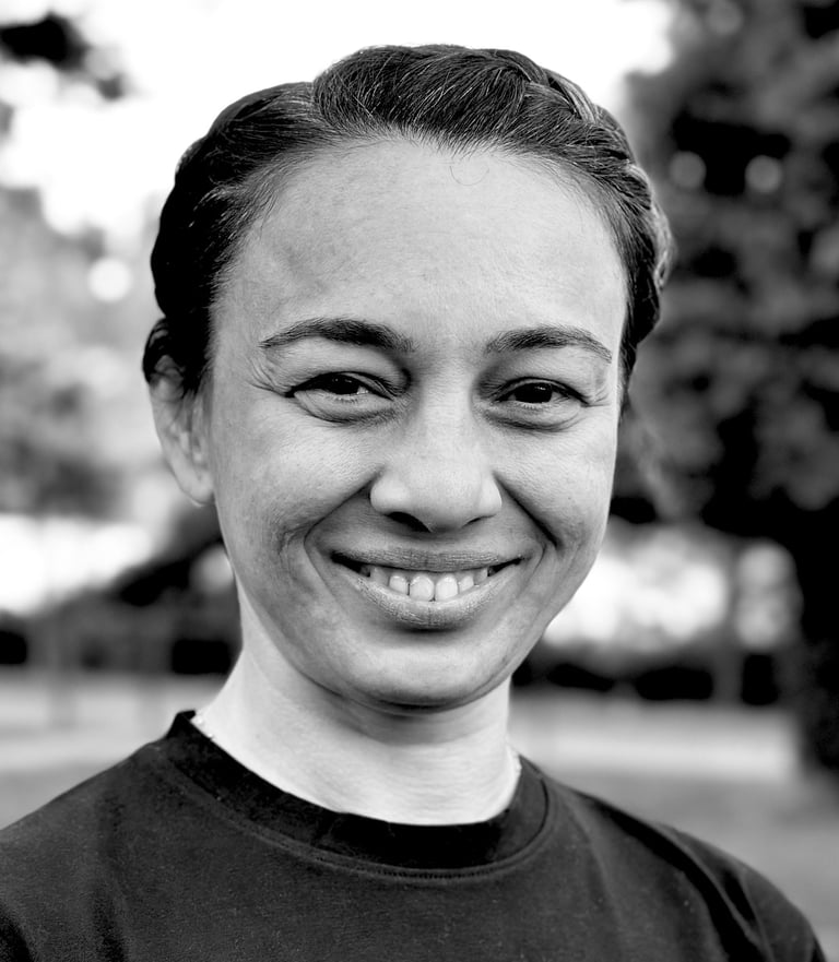 Mine Şilliler Tai Ji Qi Gong instructor of WDP Turkey, smiling outdoors in black shirt