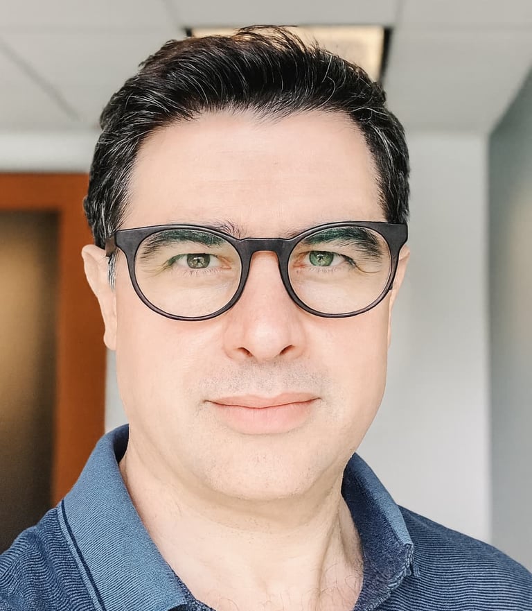 Mehdi Nafisi is a Regulated Canadian Immigration Consultant (RCIC-IRB)