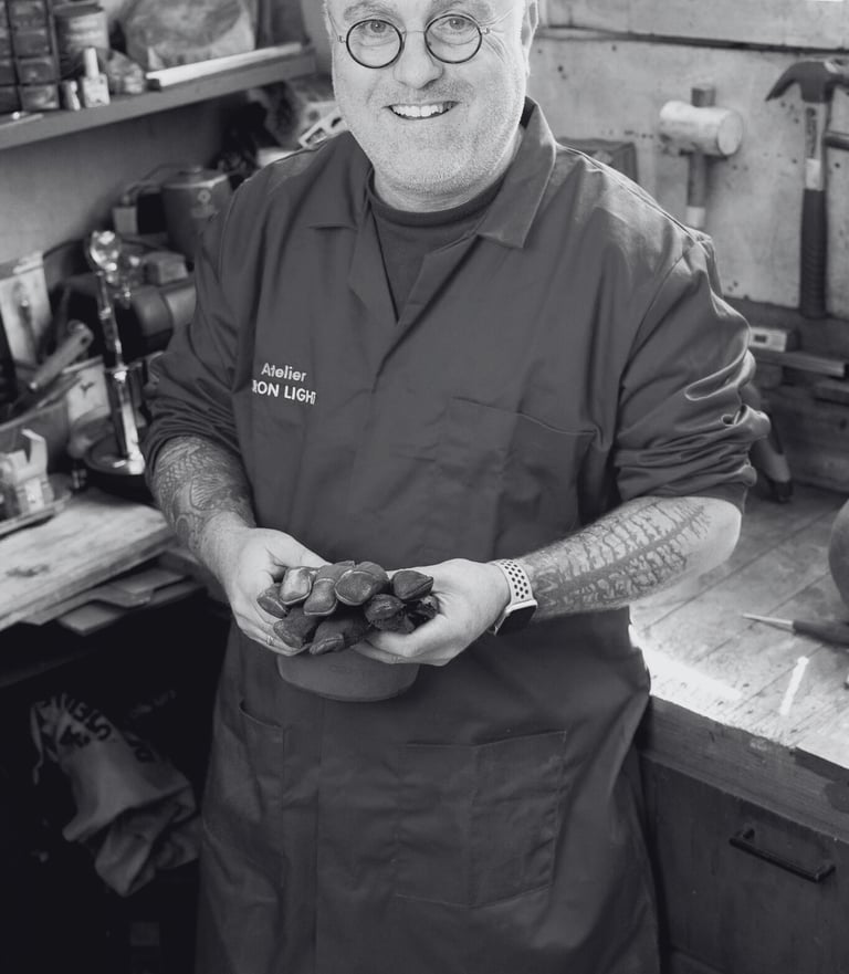 Yann Franconie, artisan fabricant de luminaires dans son atelier