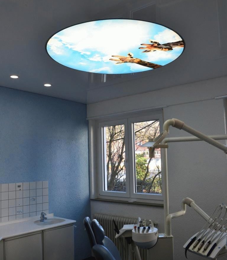 Spanndecke mit Lichtmodule - Arztpraxis 