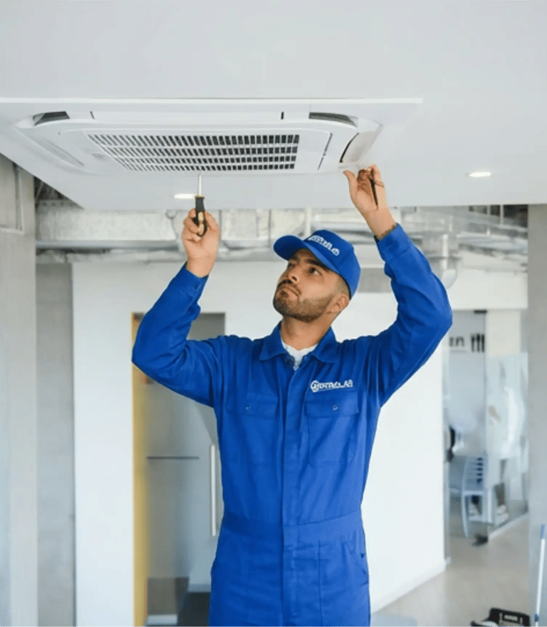 Técnico da Central Ar Condicionado faz instalação e manutenção em ar condicionado cassete. Serviço profissional.