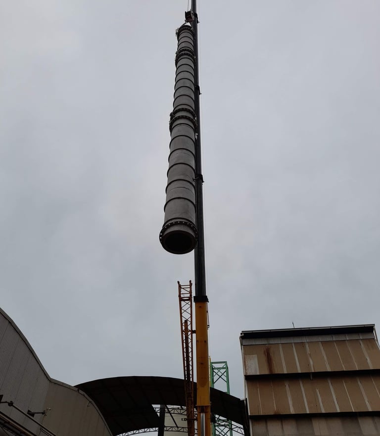 Equipe Engebraga realizando montagem industrial de coluna de metanol.
