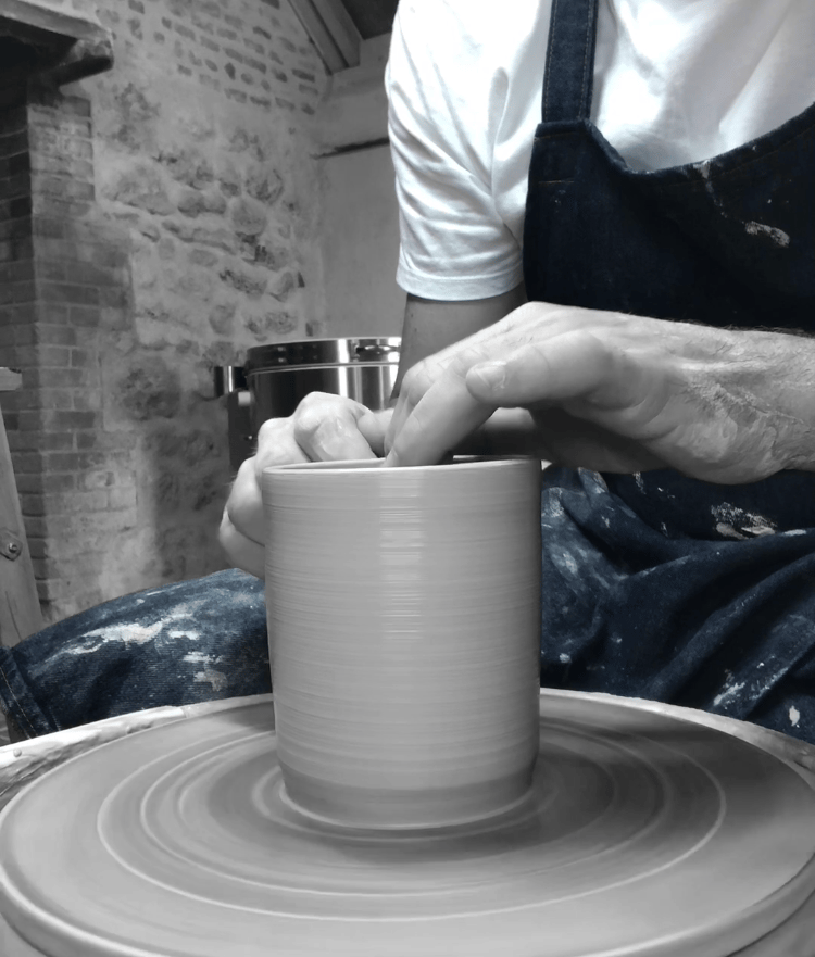 tournage d'une poterie au tour de potier