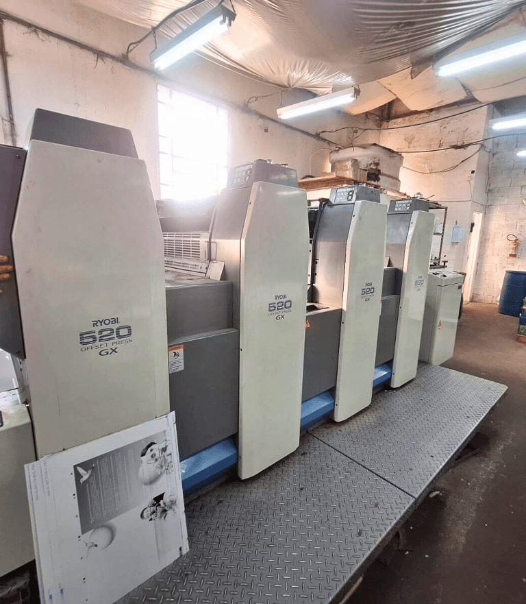 Máquina offset Ryobi 520 GX em operação na gráfica Editograf em Florianópolis.