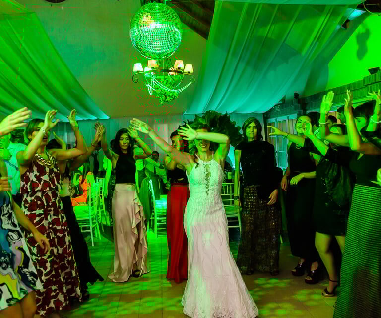 novia bailando con amigas
