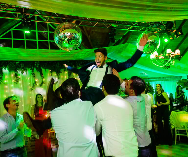 novio arrojado por los amigos