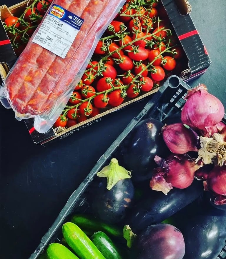 Spianata piccante, tomates cerises datterini, aubergines, oignons rouges, finalmente