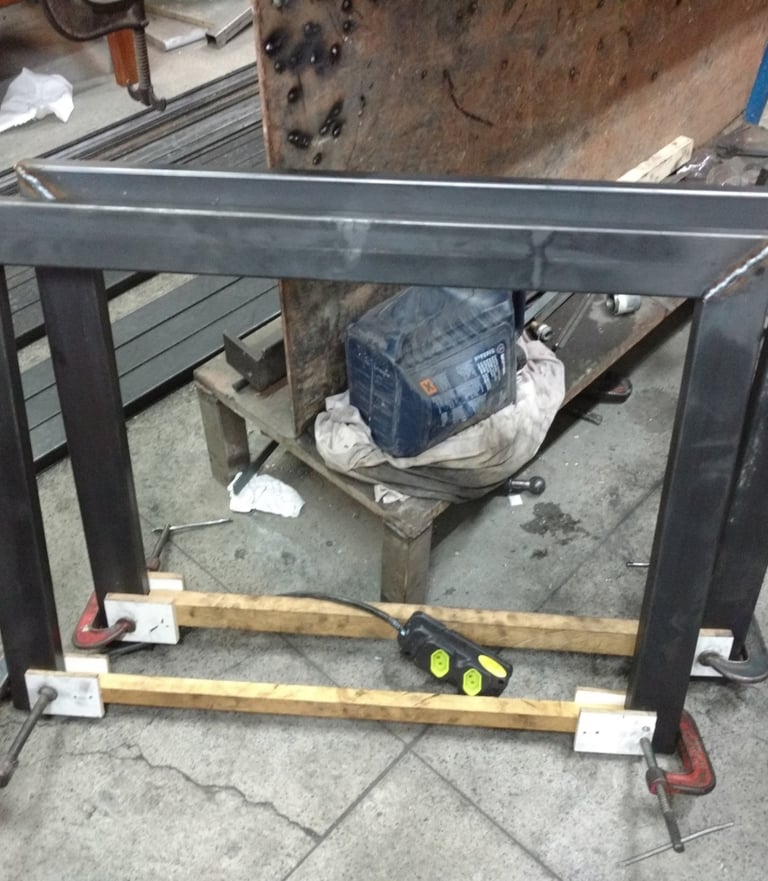 Montagem de peças de metal