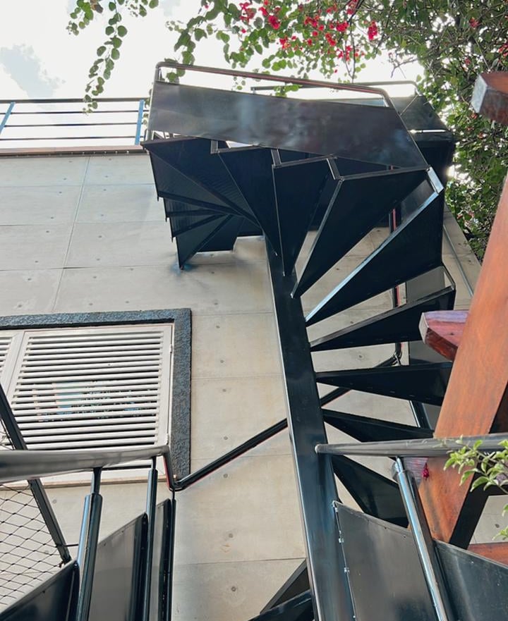 escada de metal meia caracol meia reta