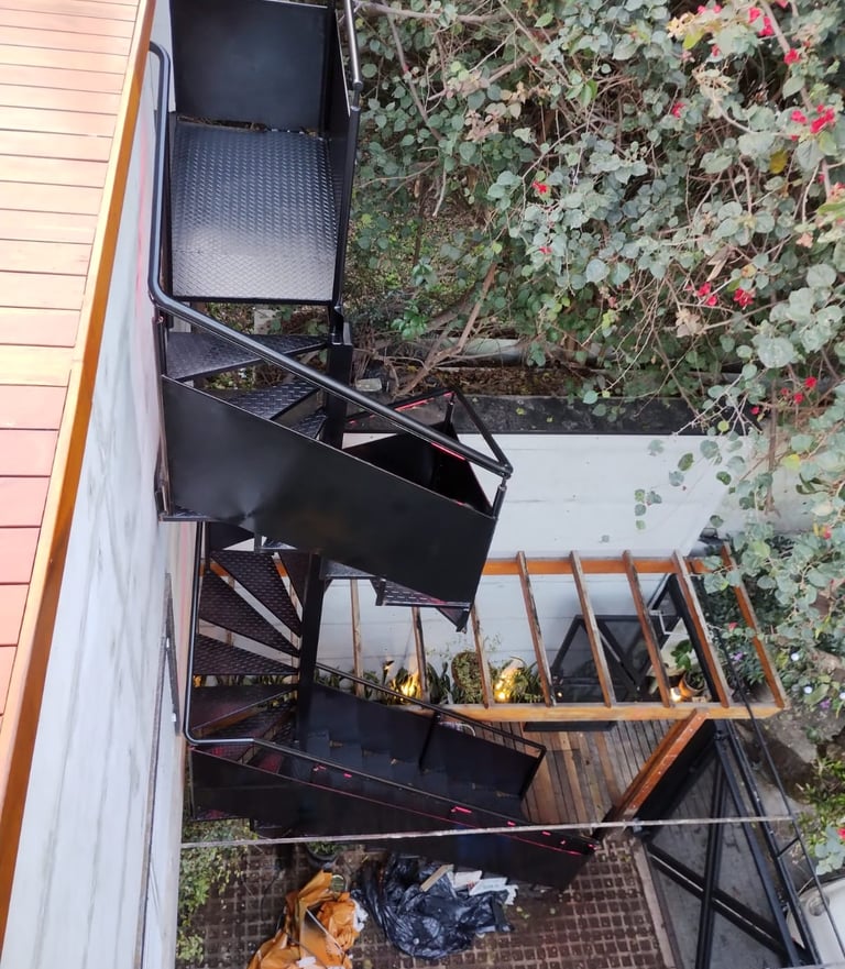 escada de metal preta