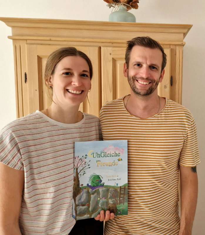 Tanja Reif und Joachim Reif mit dem Buch "UnGleiche Freunde" in der Tips