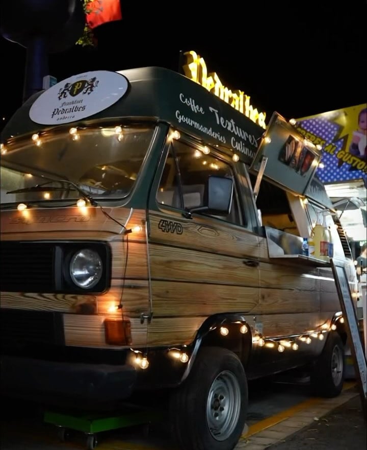 Foodtruck Pedralbes amb llums servint frankfurts a Andorra