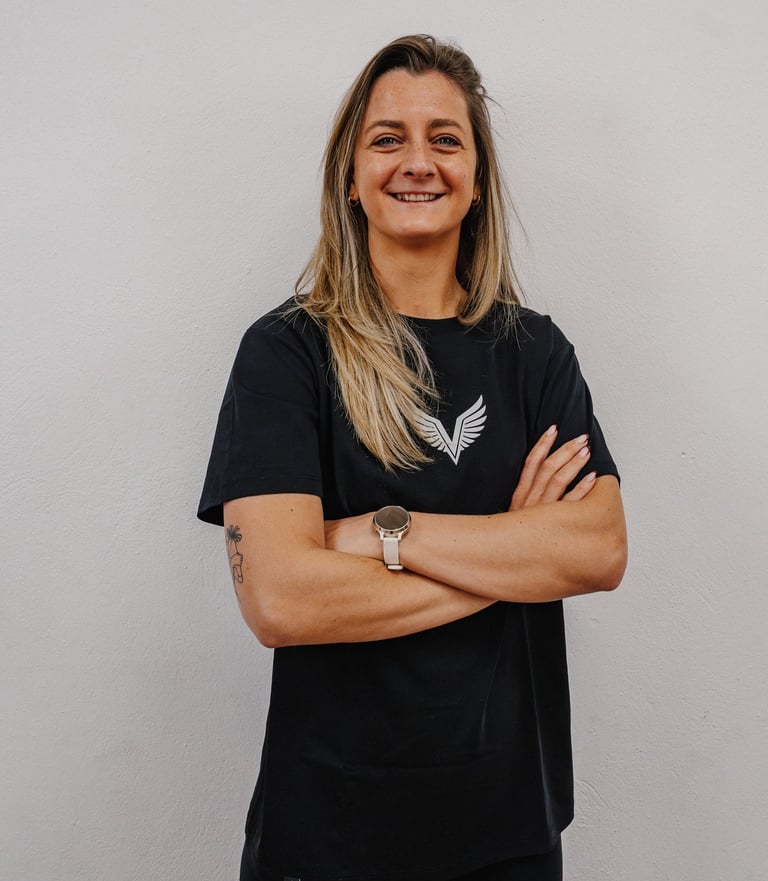 Coach de Crossfit, Hyrox, Pilates sur Pau, jeune femme de 30 ans, souriante et à l'écoute