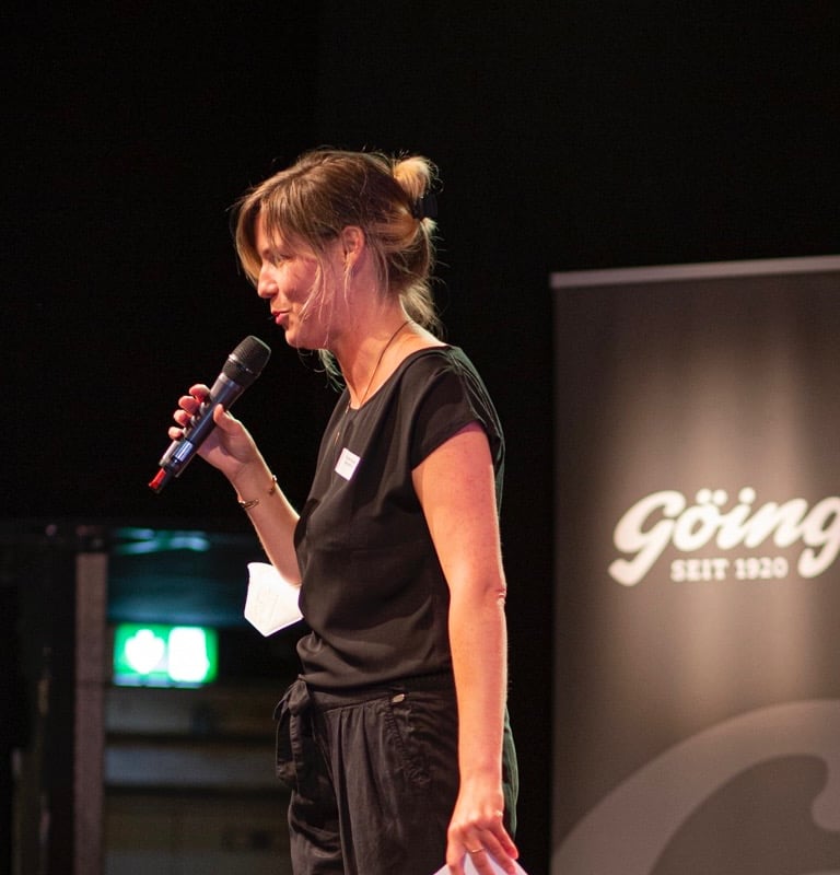 Moderatorin Stine Nehrmann - auf Bühne – lebendig und empathisch moderiert sie Veranstaltungen