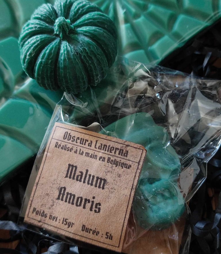 Image de trois fondants sous différentes forme, au parfum Malum Amoris, couleur verte.