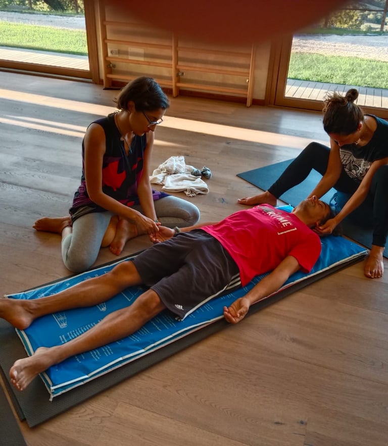 a man and woman doing a massage in a room, trattamento biointegrato