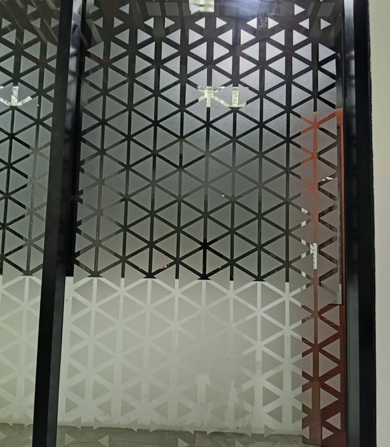 Detail cutting sticker sandblast pattern segitiga pada pintu kaca, dipasang langsung oleh tim AFL.